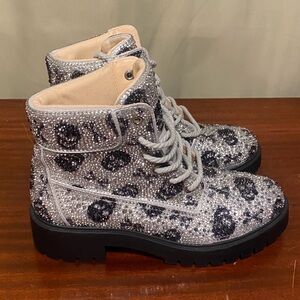 Betsey Johnson SB Hudsn Black Skull Crossbones Rhinestone Combat Boots 8.5M
